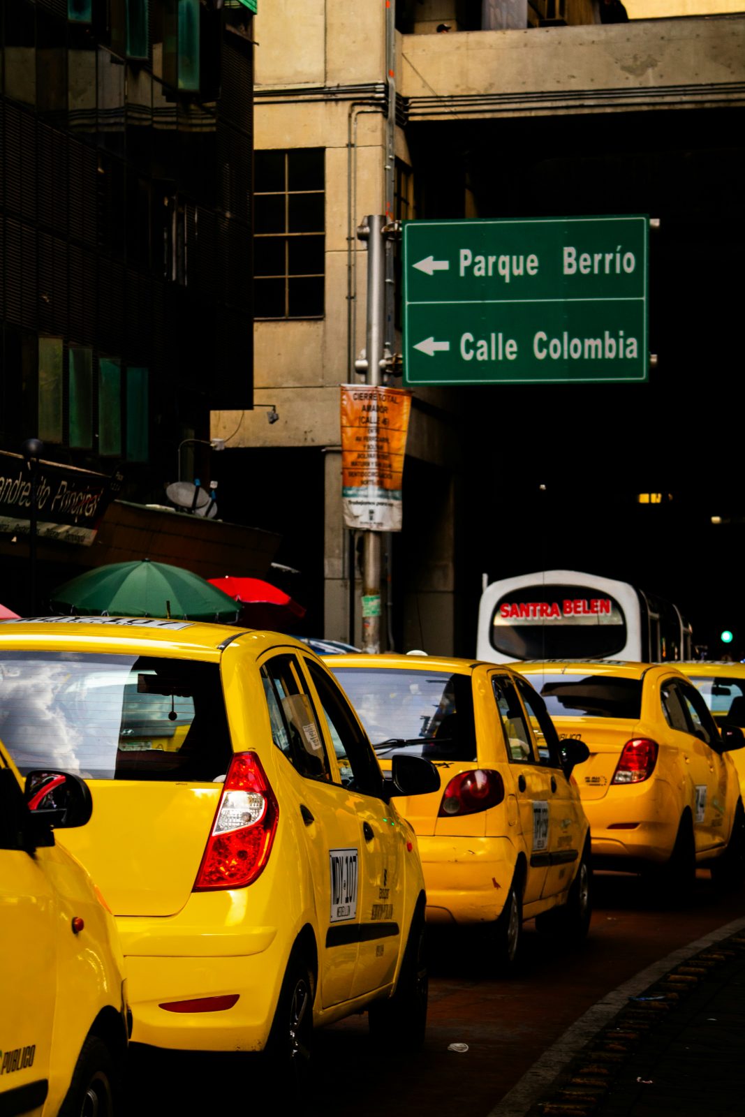 Fila de taxis amarillos en una vía urbana de Colombia