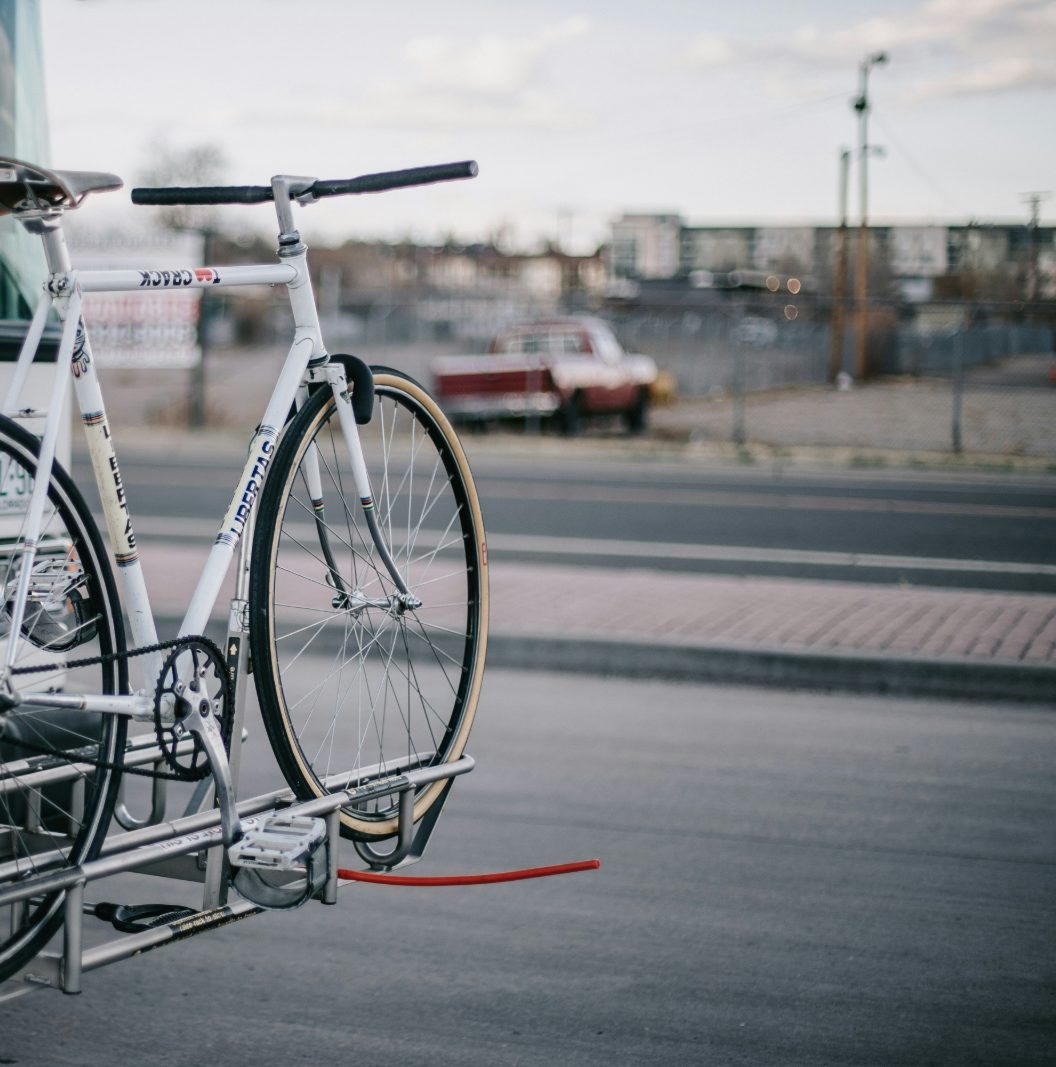 Bicicleta montada en el portabicicletas frontal de un bus de transporte público